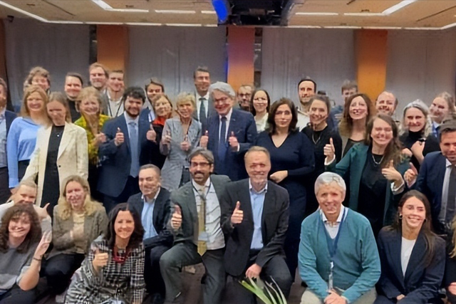 谁在吃AI蛋糕？科技巨头控AI，好处风险两头堵，各国监管急刹车