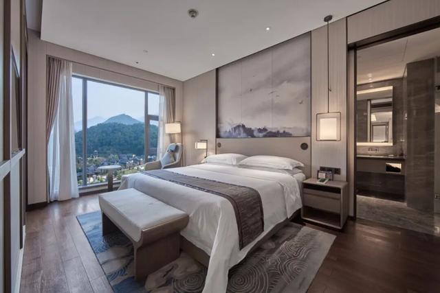 5分钟到达新兴南站！凭高铁票住房享9折优惠、泡汤泉低至¥48元/人！来禅域小镇玩转两天一夜！