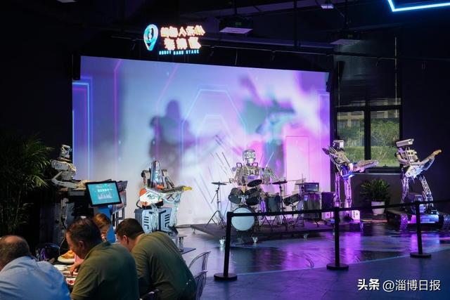 北京首家机器人主题餐厅来了！记者实探“色香味”