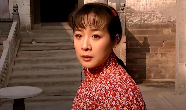 她是国家一级女演员，多次给坐轮椅丈戴绿帽，如今儿子也是演员