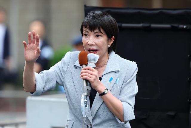 琉球群岛遭围，关于中日，高市终于说了句实话：日本经济遭冲击