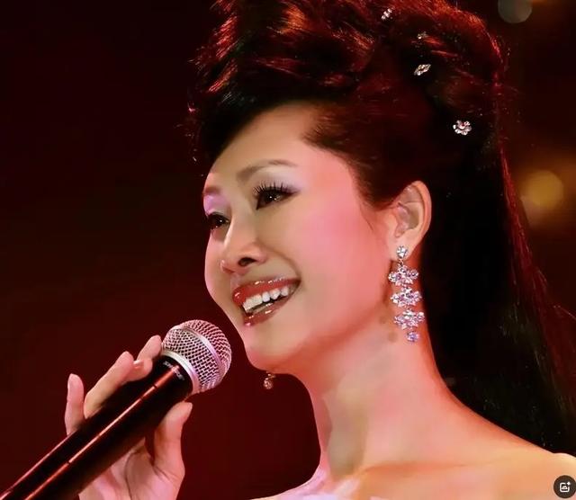 宋祖英和老友在北京观看京剧《穆桂英挂帅》