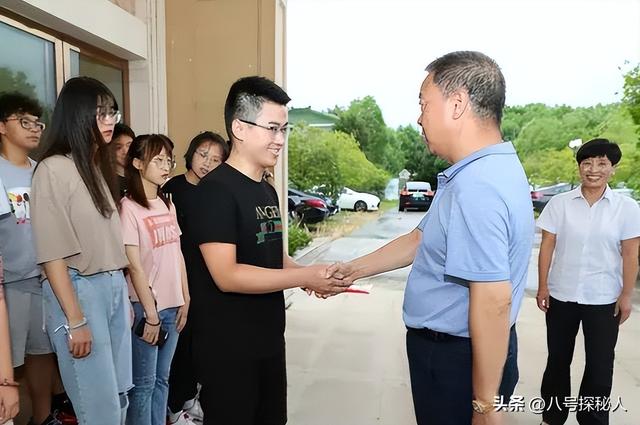 一年狂赚786亿，吞并18个村庄	，村长身家165亿，他们是干啥的？