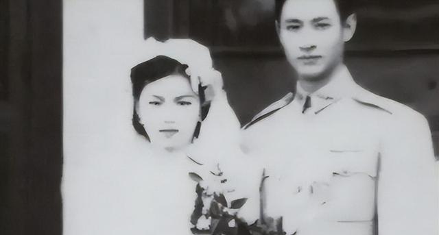 17岁嫁54岁将军，结婚32年怀孕16次，死后葬八宝山，名字家喻户晓
