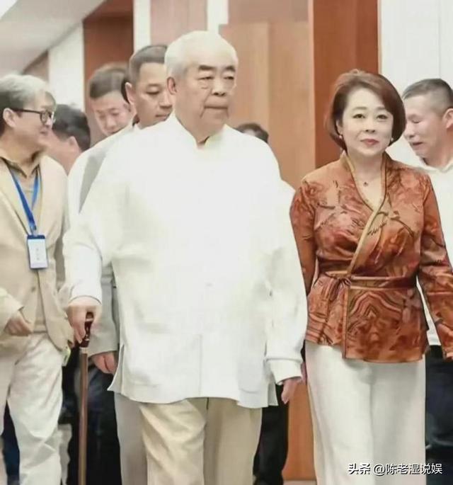 与女儿断绝关系不到3天，范曾担心的事发生了，小50岁娇妻受牵连