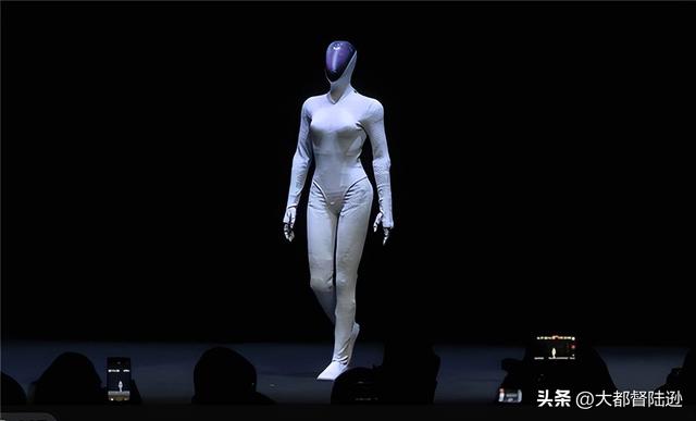 马斯克为何点赞小鹏机器人？到底是真心认可，还是感受到了压力？