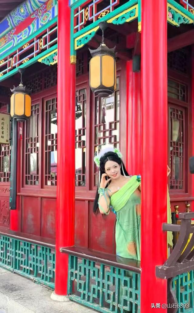 《雨荷厅畔荷香美女乐》～新华社原军事记者陶俊峰泉城大明湖美拍