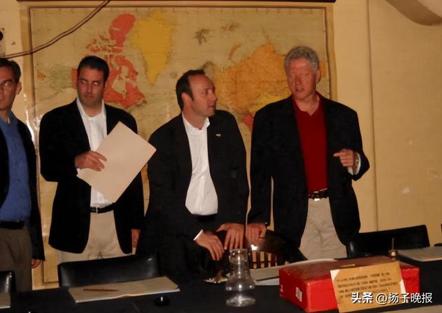 克林顿与爱泼斯坦案受害者共浴照片披露