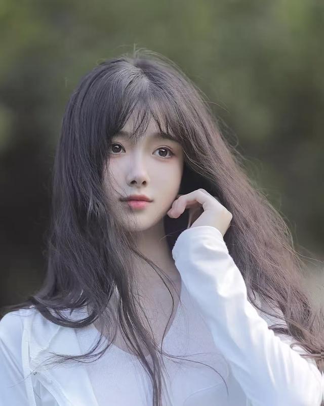 甘肃兰州一校花，楚楚动人，我见犹怜	，这气质堪称校园白月光