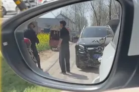 奔驰车压蒜苗被砸后续，砸车妇女恐担刑责，网友：奔驰车全责！图片