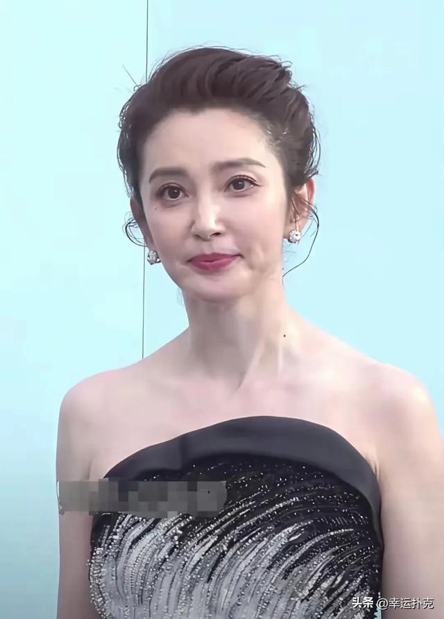 50多岁的李冰冰，自然优雅的老去，比起那些医美脸看着舒服多了