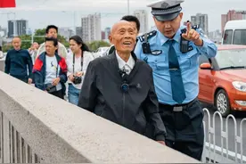 火爆全网的77岁陈爷爷圆梦武汉的背后图片