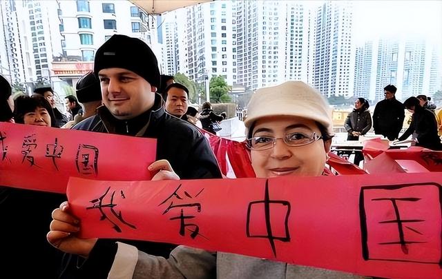 美国游客扎堆来华，回国后坦言：被骗了几十年，中国比美国强多了