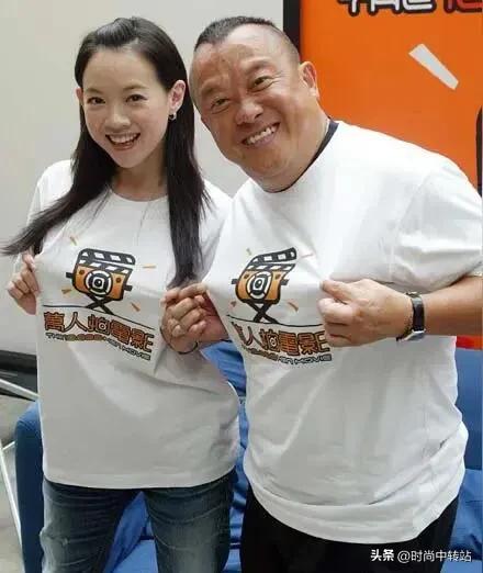 曾志伟估计头都大了，这合影还是拒绝好，一言难尽