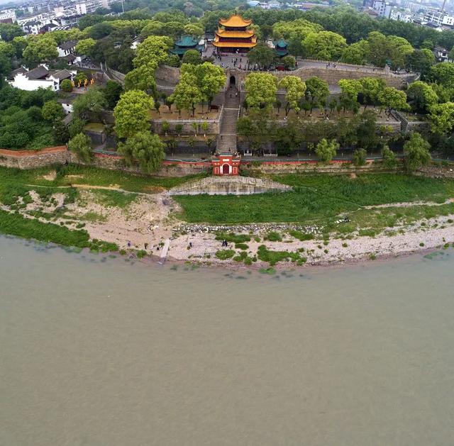 洞庭天下水，岳阳天下楼