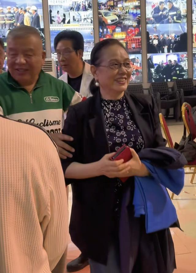 姜昆带妻子李静民参加聚会，李静民74岁，头发花白但气质仍在线