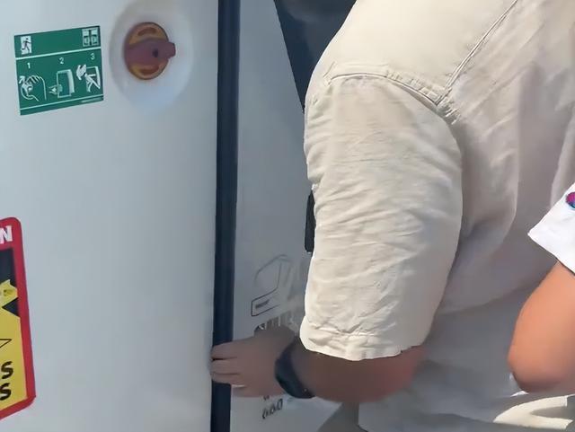 中国旅行团遇劫疑点：被带偏处吃饭，车被盯20分钟，导游行李没丢