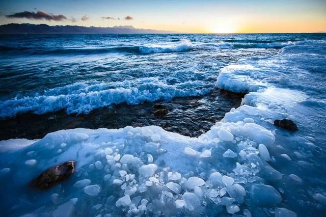 西藏天湖冬日变蓝宝石秘境，千里冰封宛如异星