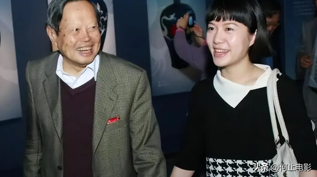 杨振宁家庭情况曝光：三个儿女无人继承物理学	，与翁帆关系也很好