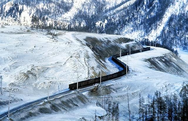 普京刚从印度回来，就收到坏消息：通往中国的铁路不得不叫停了！