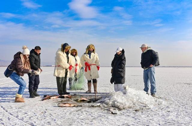 呼和浩特一日游：滑雪赏灯看冬捕