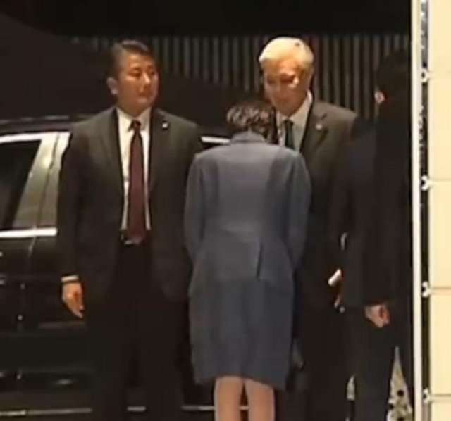 日本天皇亲自出山，对中国的反击正式开始，高市早苗憋出了一妙计