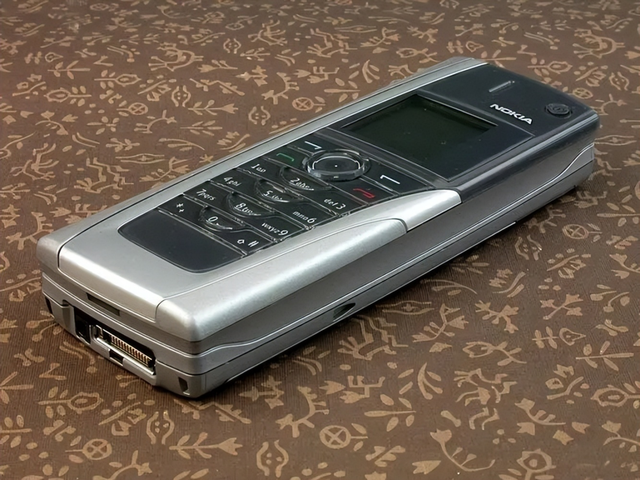 通信历史连载910-诺基亚首款支持WiFi的PDA手机Nokia 9500-2004年