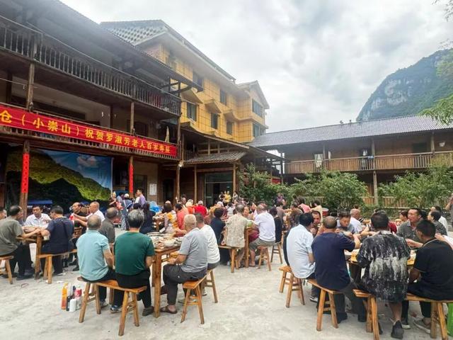 四川游客在桐梓过101岁生日！大家都来沾“喜气”～
