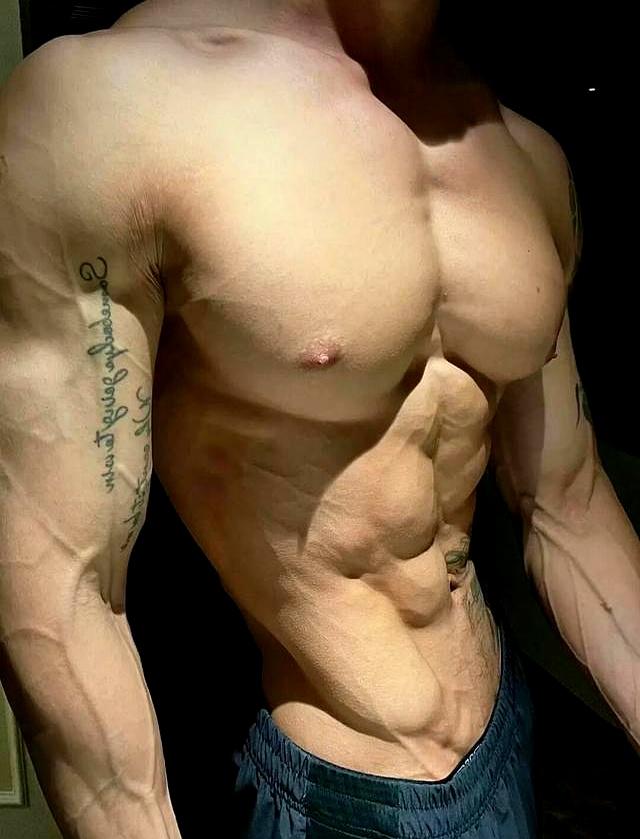 身高187的健身肌肉男网红，野外写真秀身材颜值，简直绝绝子