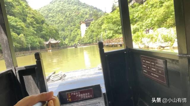 我在贵州的乌江寨，泛起一叶扁舟