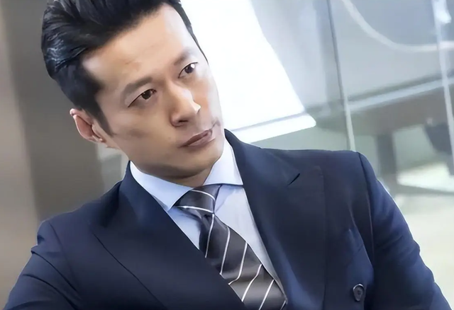 53岁仍未婚，有北京户口却为母亲定居青岛	，谭凯坦言从没后悔过