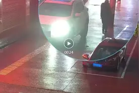 丰城男子倒车时与路边小车发生刮蹭，遮脸查看后逃逸仍被查获图片