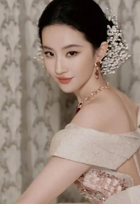 活动现场堪称混乱，杨幂刘亦菲表现截然不同，一人抢C位受到反噬