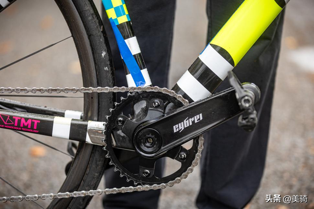 众多中国自行车与零件：英国爬坡锦标赛上有趣的器材