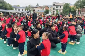 家长萌娃齐上阵！平江县三墩乡中心幼儿园这场亲子运动会嗨翻天图片