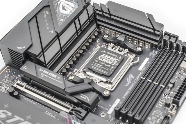 自带屏幕的主机—联力207D+9950X3D+ROG B850-F+索泰5070Ti装机