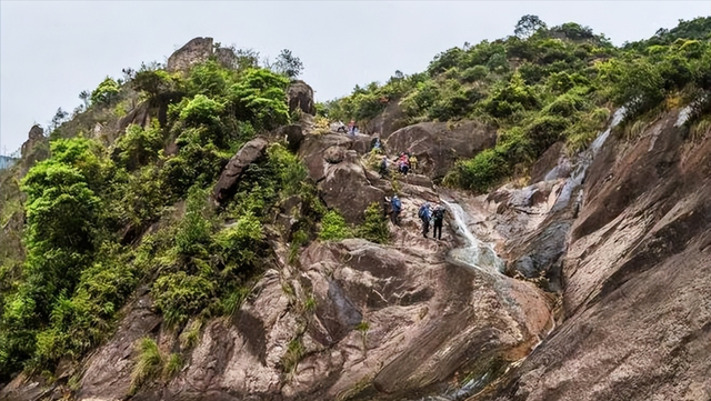 30岁男子独自徒步盘古楼尖，明明海拔只有800多米，为何会遇难？