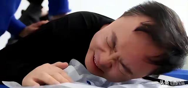 蔡磊传出好消息！终于能下楼溜达，见到儿子笑了，爷俩靠镜子交流