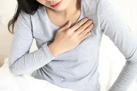 32岁女子胸部疼痛，确诊乳腺囊肿，坚持定期复查，1年后情况如何图片