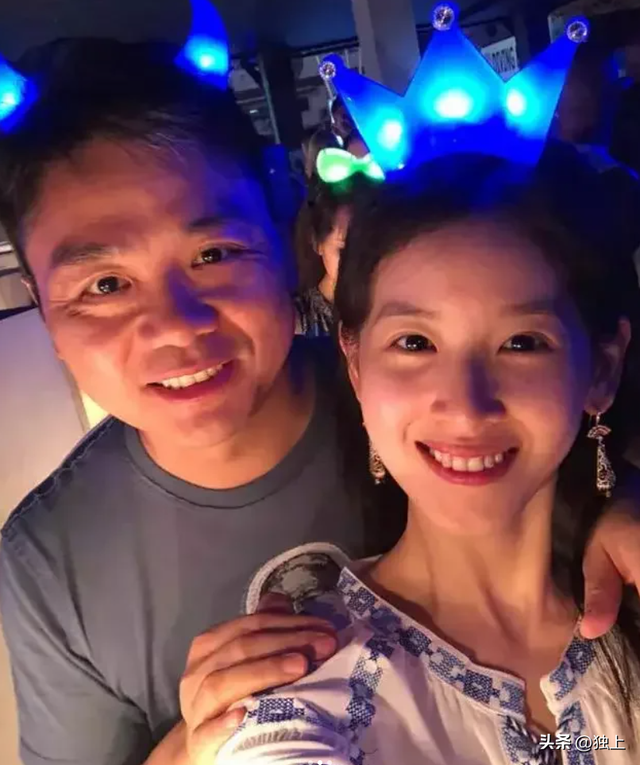 终于等到刘强东秀恩爱！可看清护着章泽天的方式，原谅我笑出了声