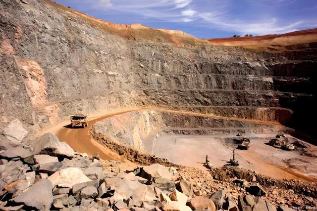 中国松绑稀土禁令，美国更寝食难安了，狂敲每个国家大门找稀土