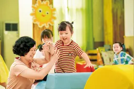 中英双语 | 推动人口工作取得新的更大成效图片