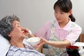 70后，千万不要全职照顾父母，看似孝顺实则不负责！图片