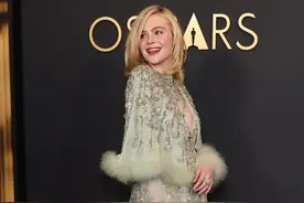 艾丽-范宁 性感绿色薄纱套装 红唇淡蓝色钉珠礼服 钉珠披肩摩登浪漫图片