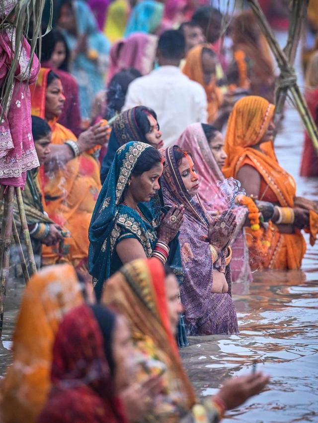 印度游客庐山戏水引争议：文化差异还是素质问题？