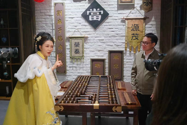 临沂要上央视啦！《与经济学家去旅行》节目近日来到了临沂取景拍摄