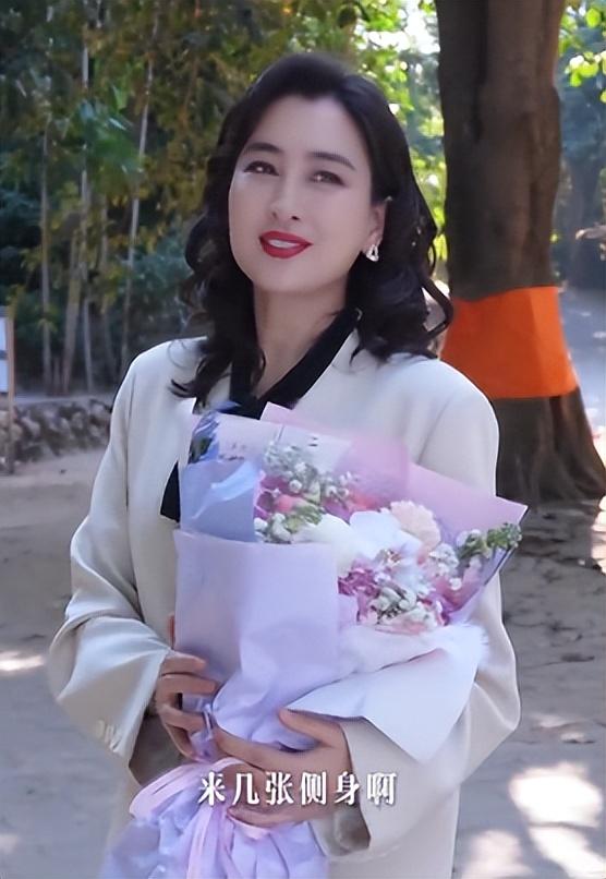 和孔令辉分手12年	，被黑人驼肩上的马苏，如今的下场怪不了别人