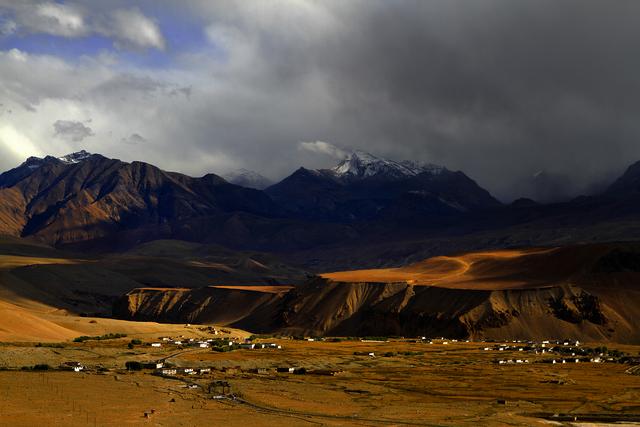 缺氧环境连呼吸都痛，这里生意却红火，这座边陲小镇藏着什么？