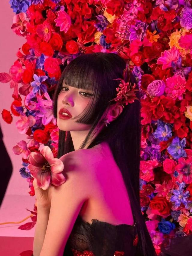 宋雨琦 内娱顶级身材，胸腰比太逆天，抹胸造型性感妖娆太火辣！