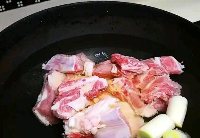 天冷了，吃猪肉牛肉不如吃它，健脾暖胃强免疫，简单一炖，太香了